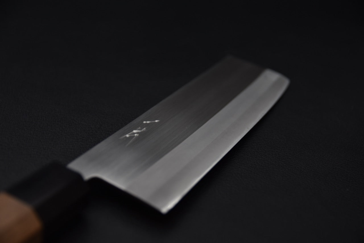 Vue latérale de la lame du Hitohira Harima Forged Migaki Nakiri 165mm montrant la finition polie et la ligne du cladding inox.