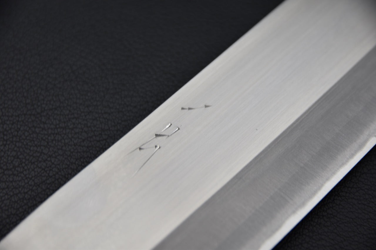 Détail du biseau du Hitohira Harima Forged Blue #2 Migaki Nakiri 165mm, soulignant la précision du travail artisanal.