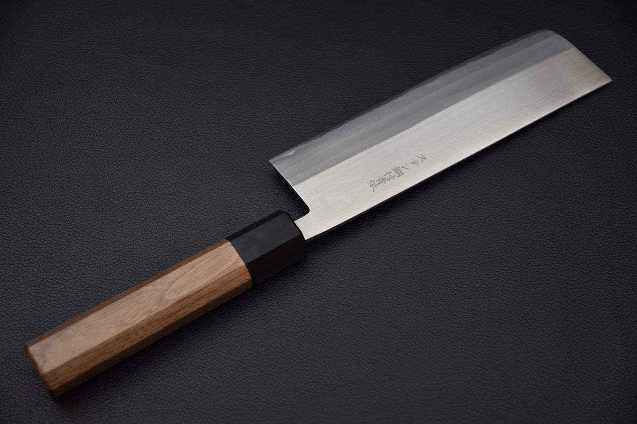 Manche en noyer et virole en pakkawood du Hitohira Harima Forged Blue #2 Migaki Nakiri 165mm fabriqué au Japon.