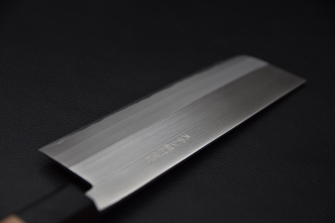 Dos du Hitohira Harima Forged Blue #2 Stainless Clad Migaki Nakiri 165mm, illustrant l’épaisseur et la finition polie.