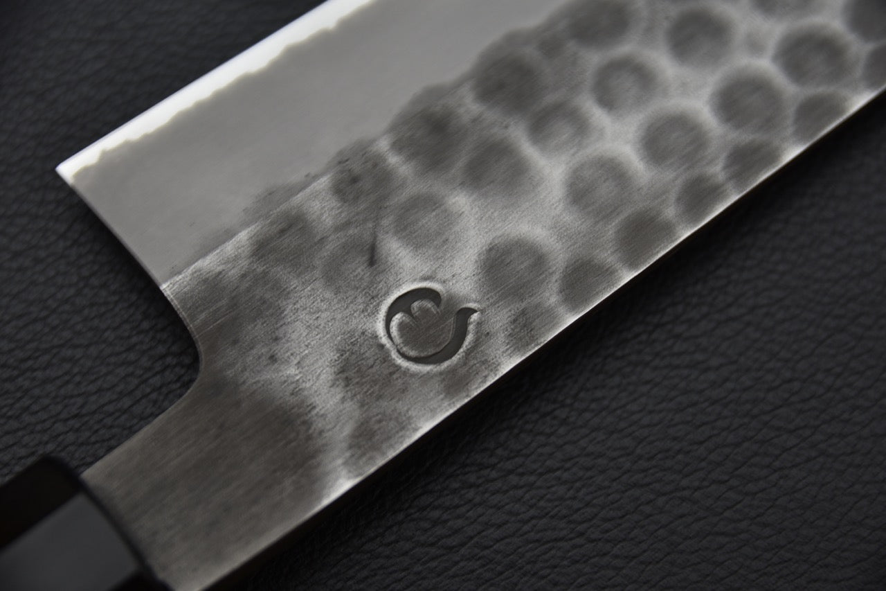 Zoom sur la lame en Shirogami #2 avec logo du forgeron Mutsumi Hinoura.