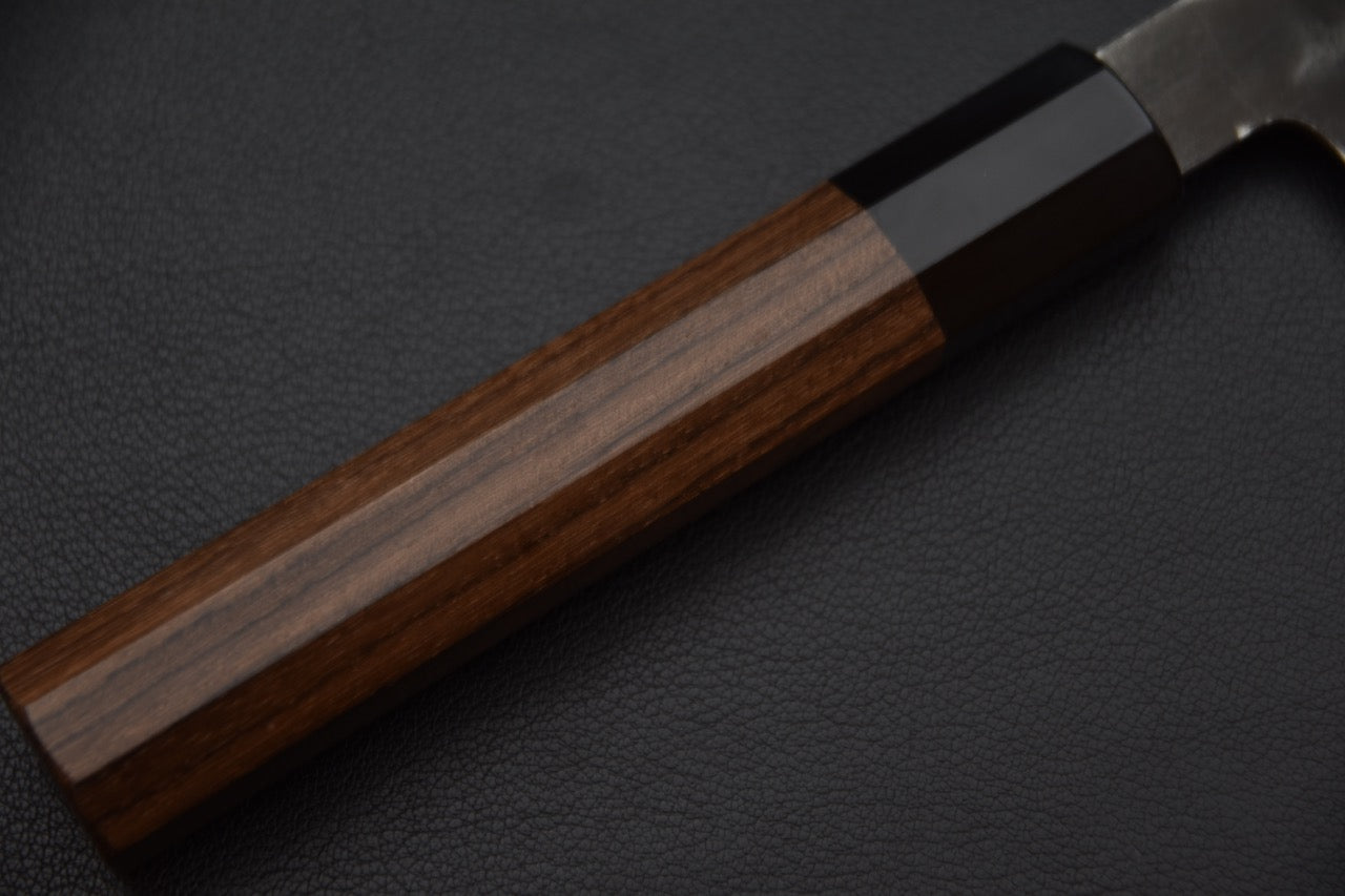 Manche en bois de rose octogonal réalisé par Taihei, mitre en corne sombre.