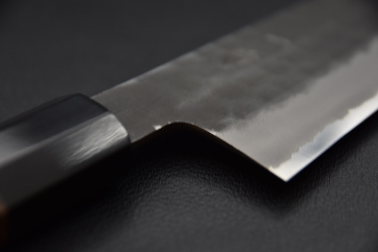 Talon du couteau montrant la transition entre la lame et le manche japonais traditionnel.