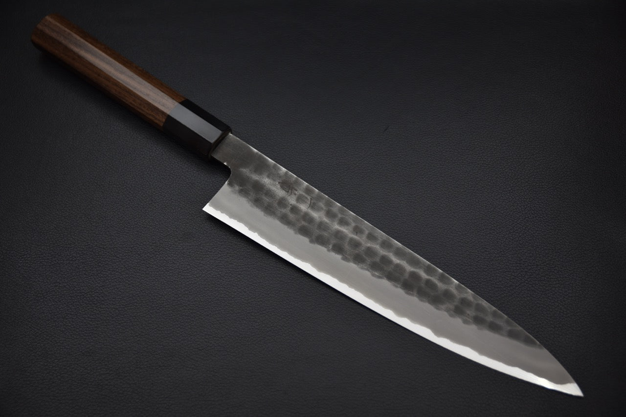 Couteau Gyuto entier sur fond noir, esthétique sobre et élégante.