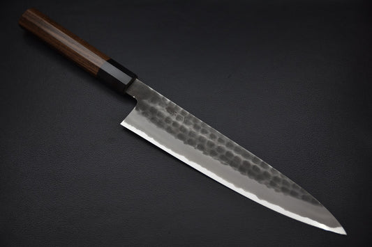 Couteau Gyuto entier sur fond noir, esthétique sobre et élégante.