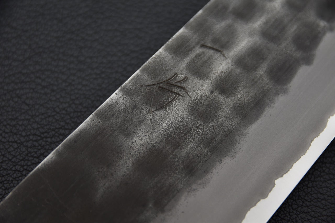 Kanji gravé sur la lame symbolisant l’authenticité artisanale.