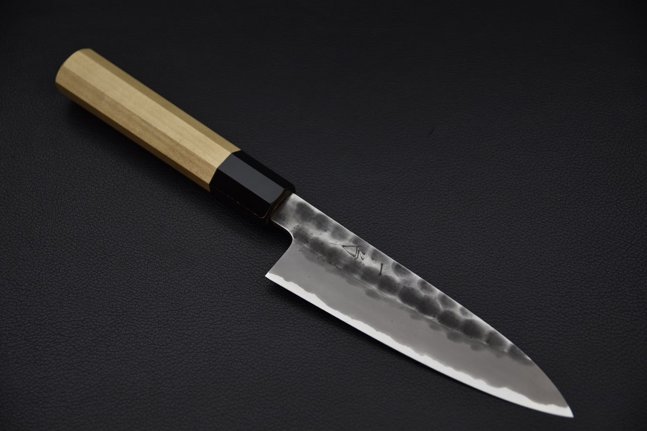 Couteau japonais Hitohira Petty 135mm en acier Shirogami #2, lame martelée et manche en bois de ho.