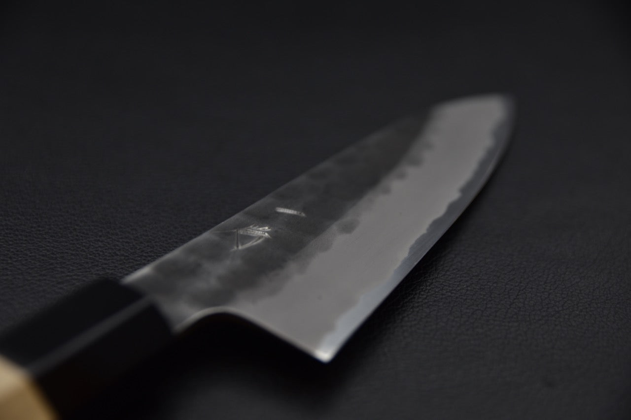 Gros plan sur la lame montrant la finition Tsuchime et la ligne de trempe.