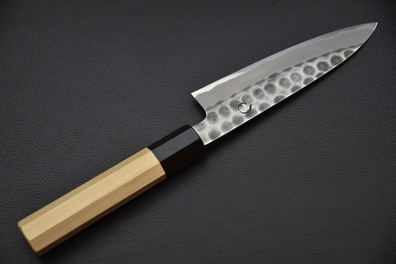 Revers du couteau montrant la texture martelée et le logo de la série Hinode.