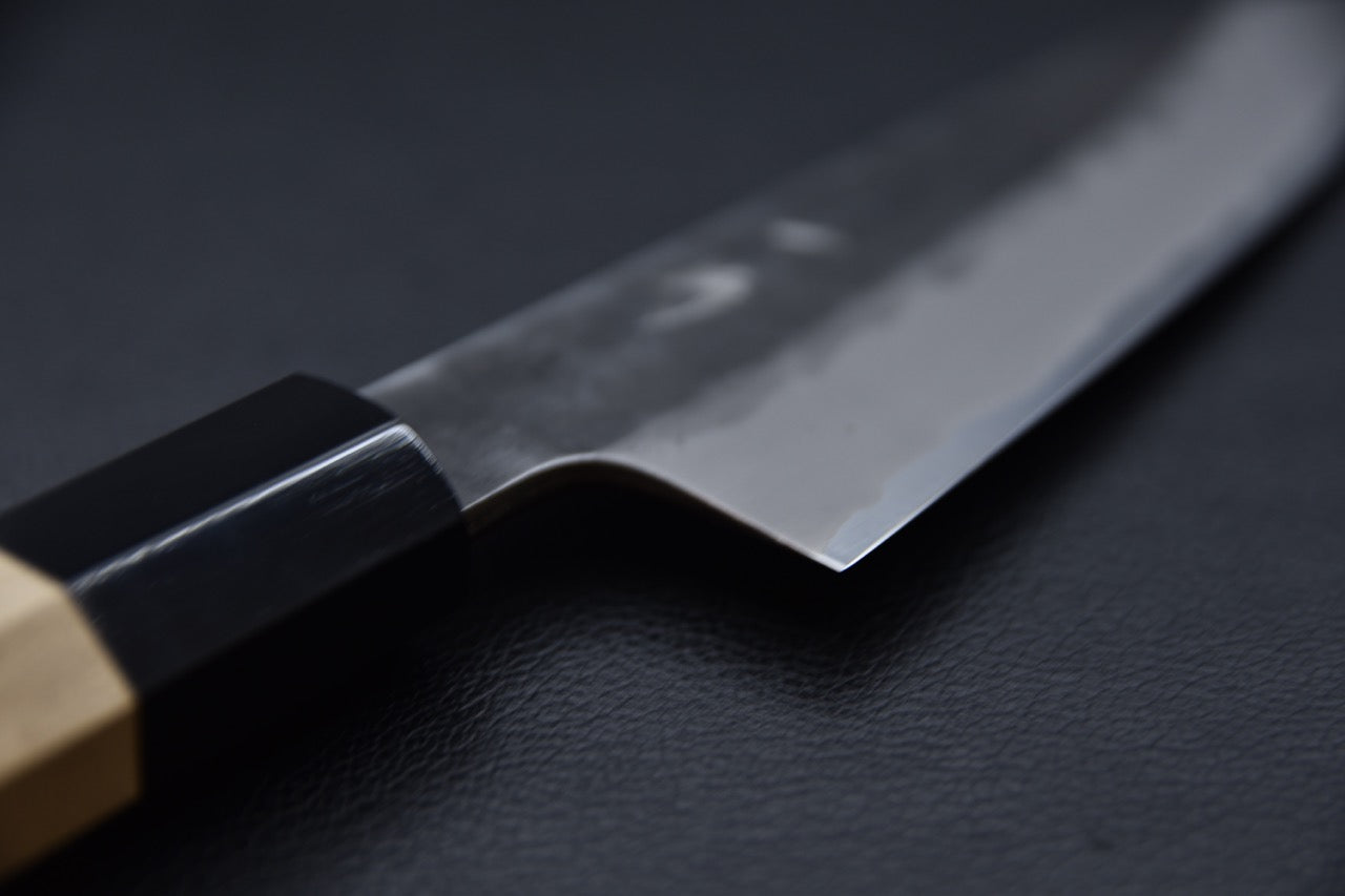 Manche octogonal en bois de ho et collet noir pakka, finition soignée.