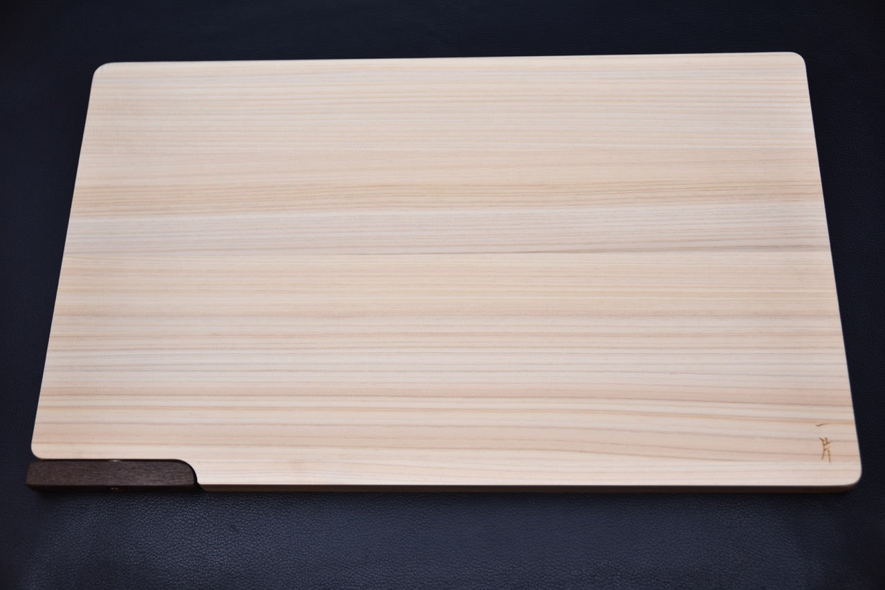 Planche à découper japonaise Hitohira en hinoki avec pied rotatif en bois de rose, vue complète.