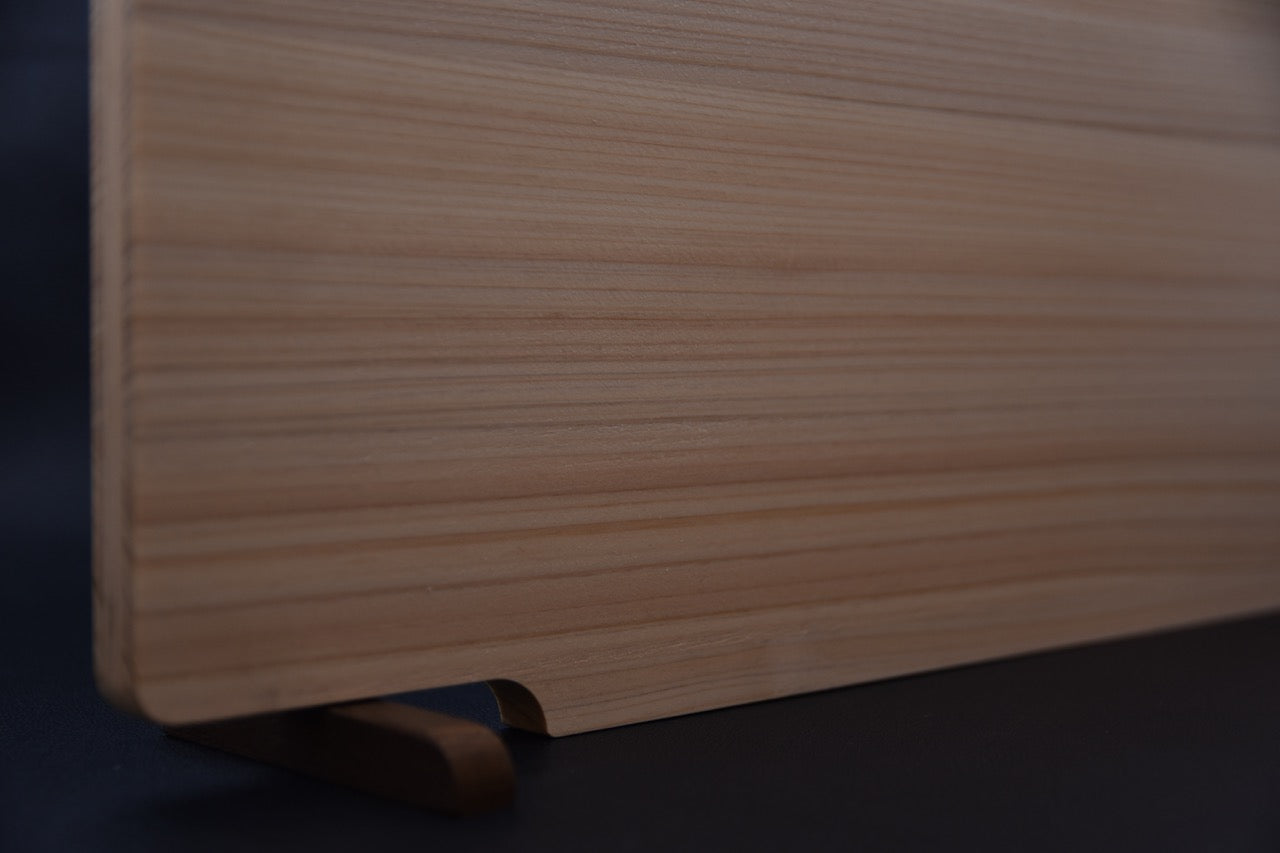 Profil de la planche à découper japonaise Hitohira en hinoki montrant l’épaisseur fine.
