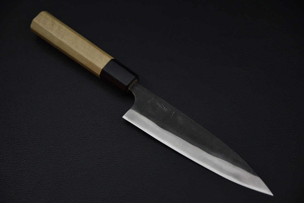 Couteau japonais ajikiri 145 mm Hitohira Hizen, vue complète avec manche en bois de ho et finition kurouchi