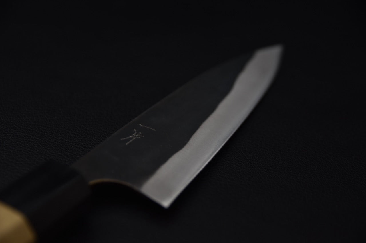 Détail de la lame du couteau japonais ajikiri Hitohira Hizen en Aogami #1, finition kurouchi