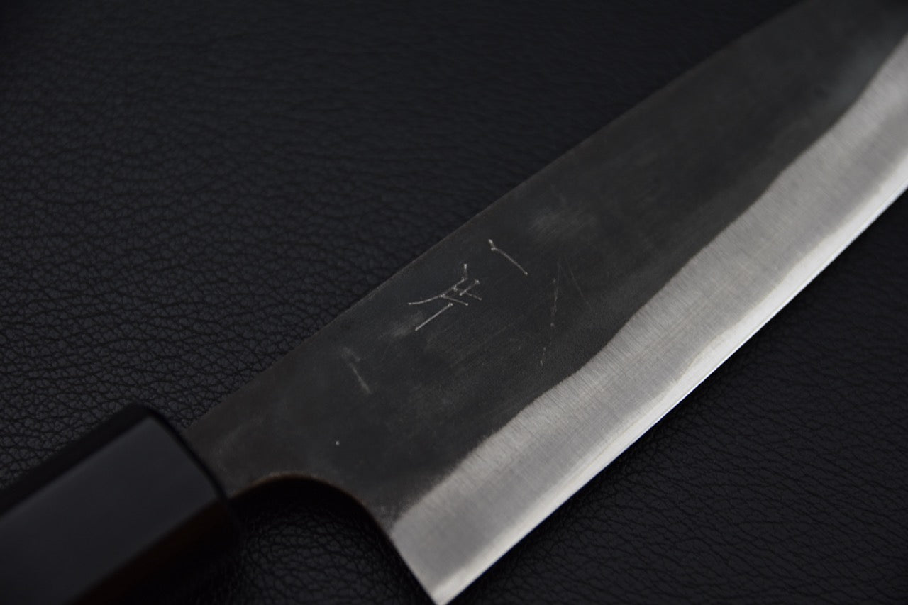 Kanji gravé sur la lame du couteau japonais Hitohira Hizen Ajikiri 145 mm