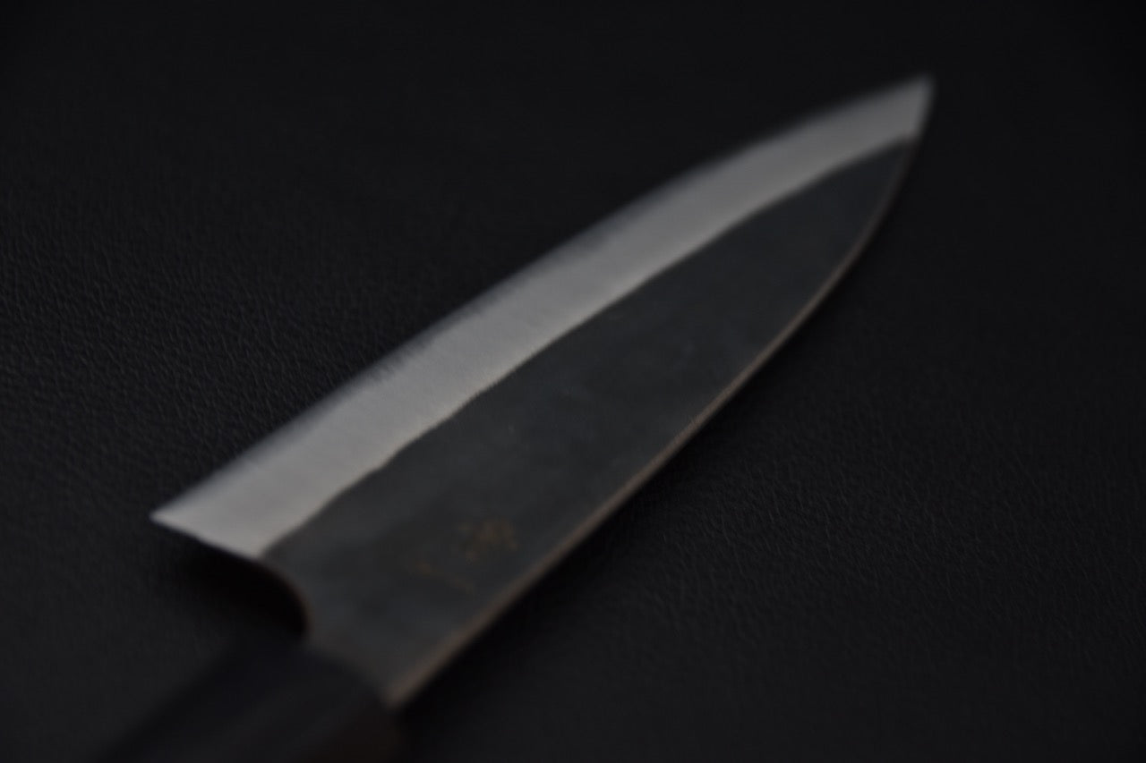 Vue rapprochée de la pointe du couteau japonais ajikiri Hitohira Hizen