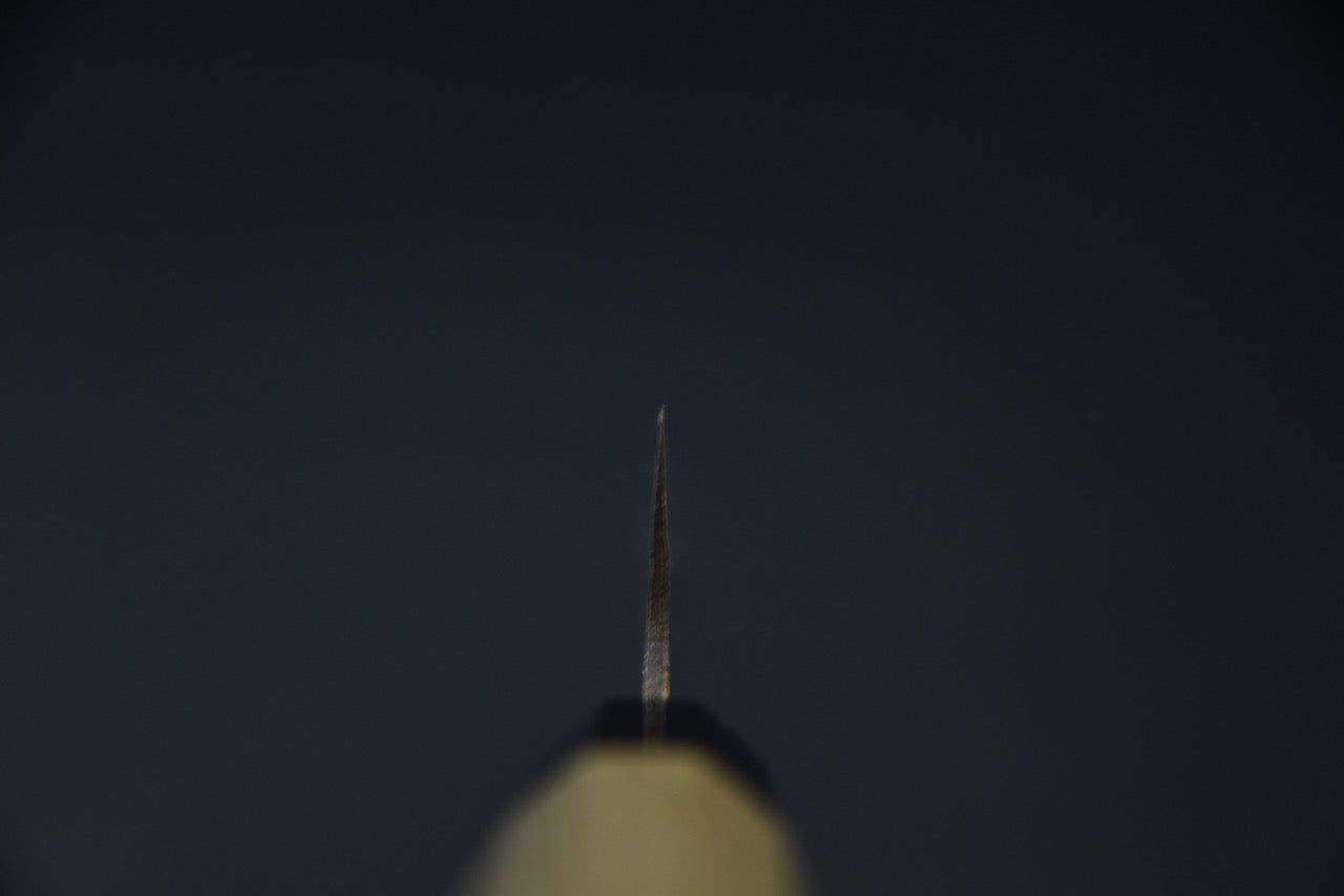 Vue de dos de la lame du couteau japonais ajikiri Hitohira Hizen, épaisseur et alignement du tranchant