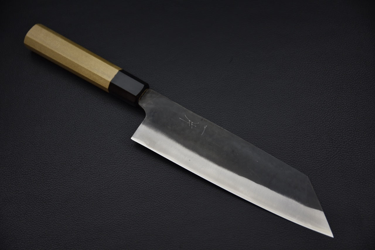 Couteau japonais Bunka avec lame kurouchi en Aogami #1 et profil angulaire distinctif.