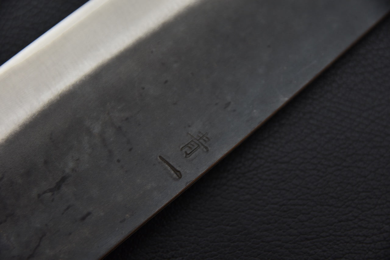 Gravure sur la lame du couteau japonais Aogami #1 vue en gros plan.