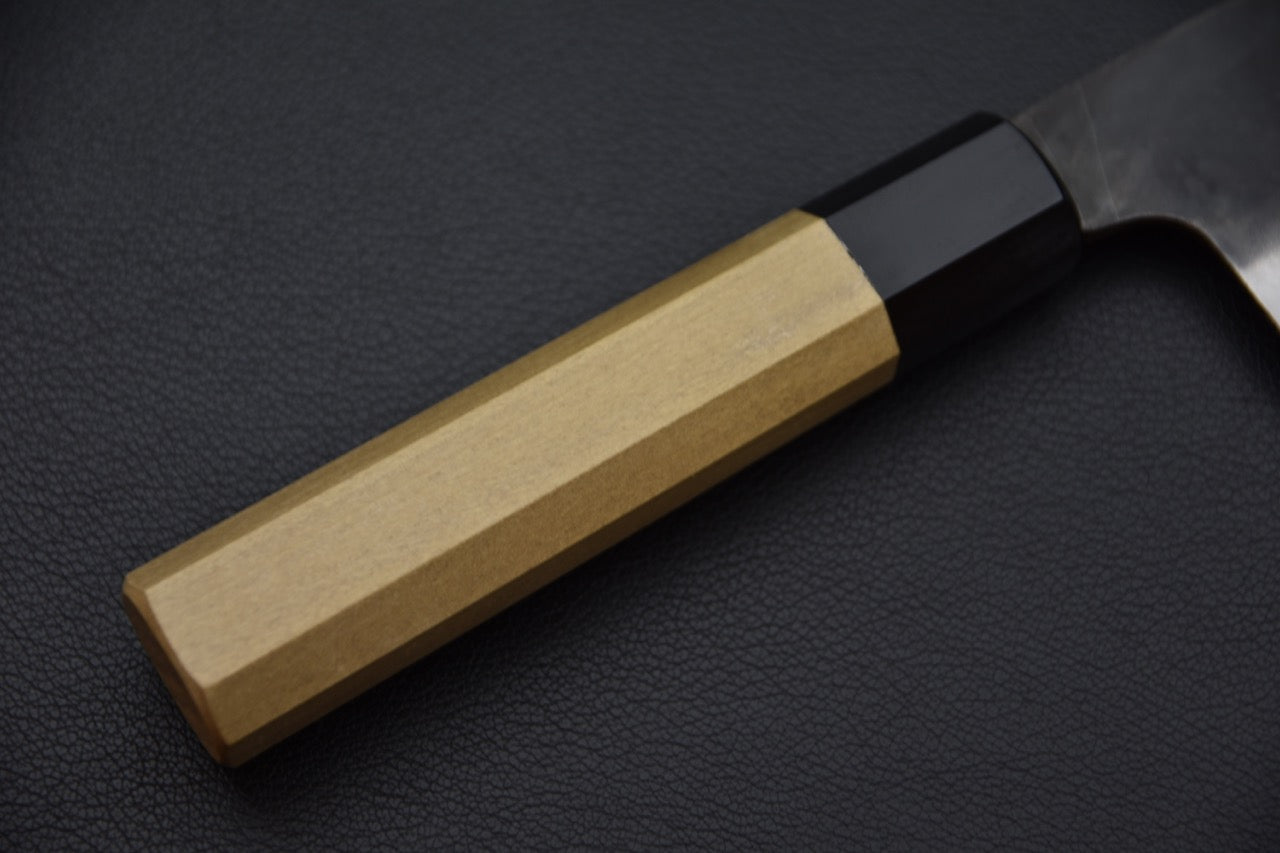 Manche octogonal en bois de ho avec virole en buffle du couteau japonais.