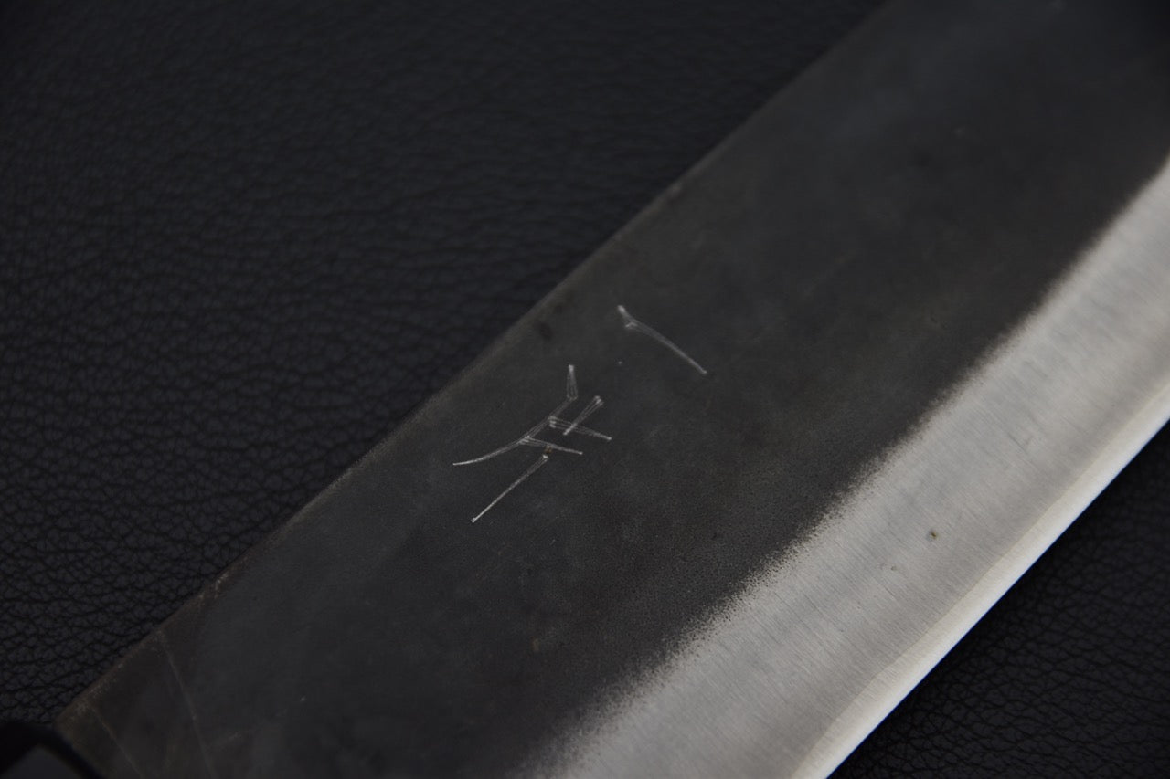 Détail de la jonction entre la lame et le manche du couteau japonais Bunka.