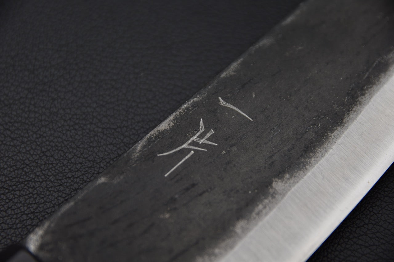 couteau japonais profil Gyuto finition brute Kurouchi manche en noyer