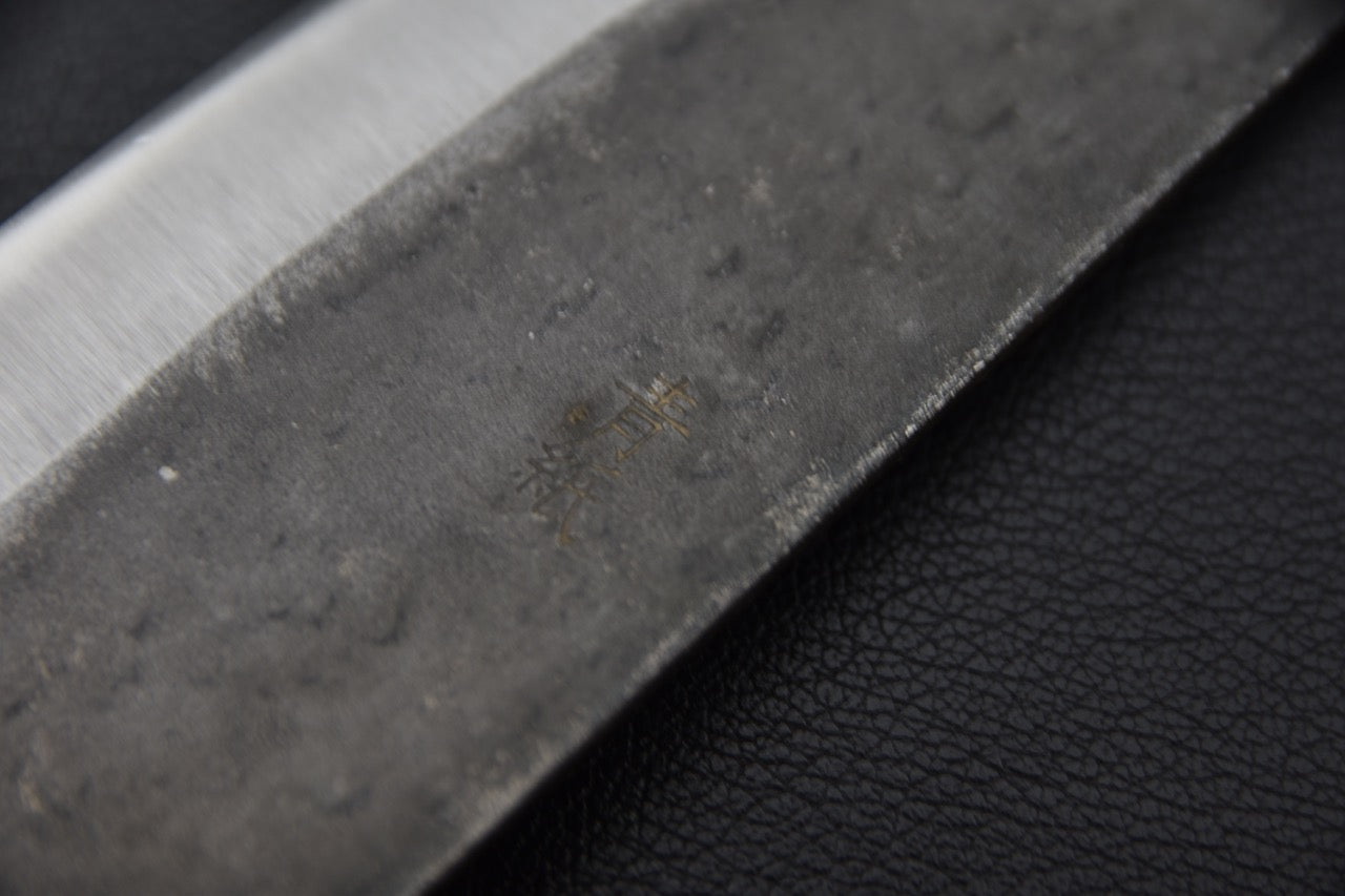 couteau japonais vue de profil gyuto 210 mm Kurouchi esthétique brute