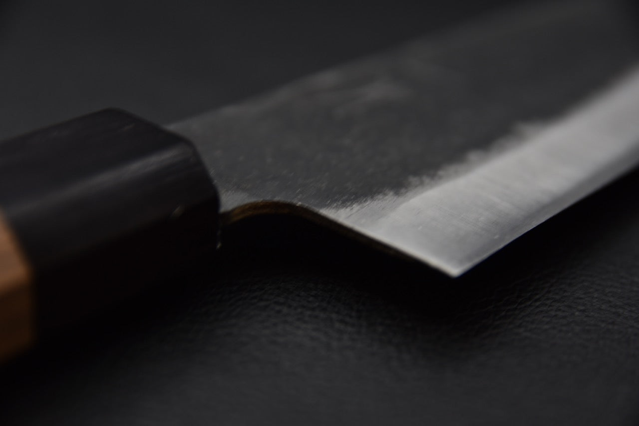 couteau japonais gyuto équilibre visuel entre la lame brute Kurouchi et le manche en noyer