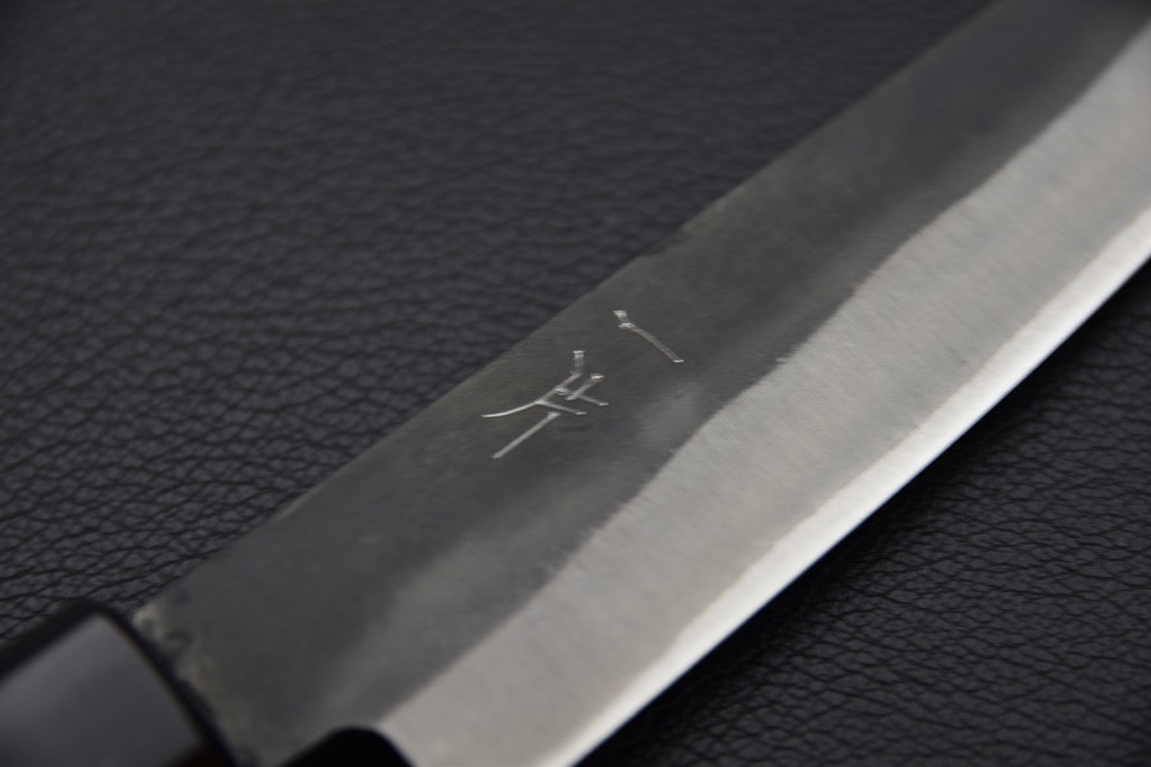 Profil élancé et fin d’un couteau japonais Petty 150mm avec finition noire kurouchi.