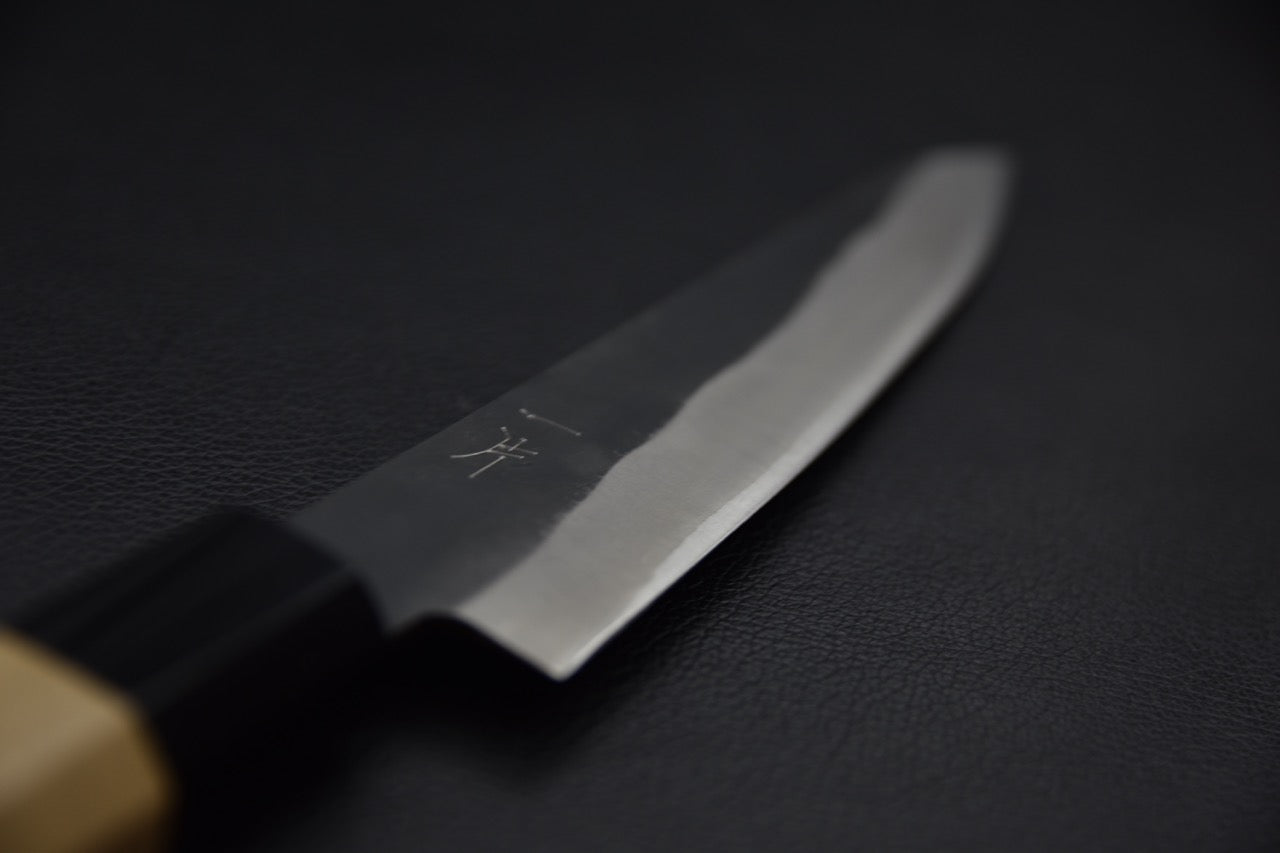 Détail du raccord entre la lame et le manche d’un couteau japonais artisanal Petty.