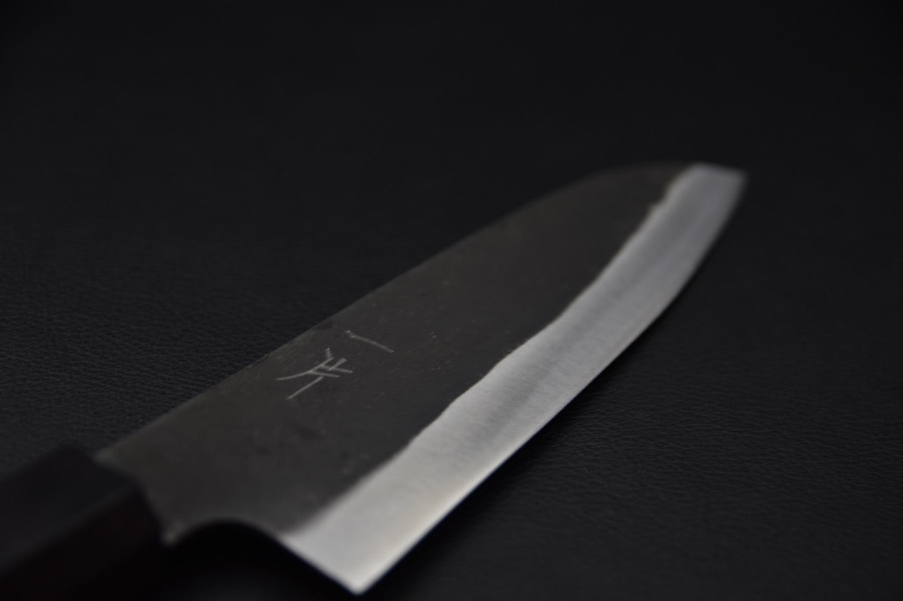 Couteau japonais lame Aogami #1 brute et poignante, prêt à découper avec finesse.