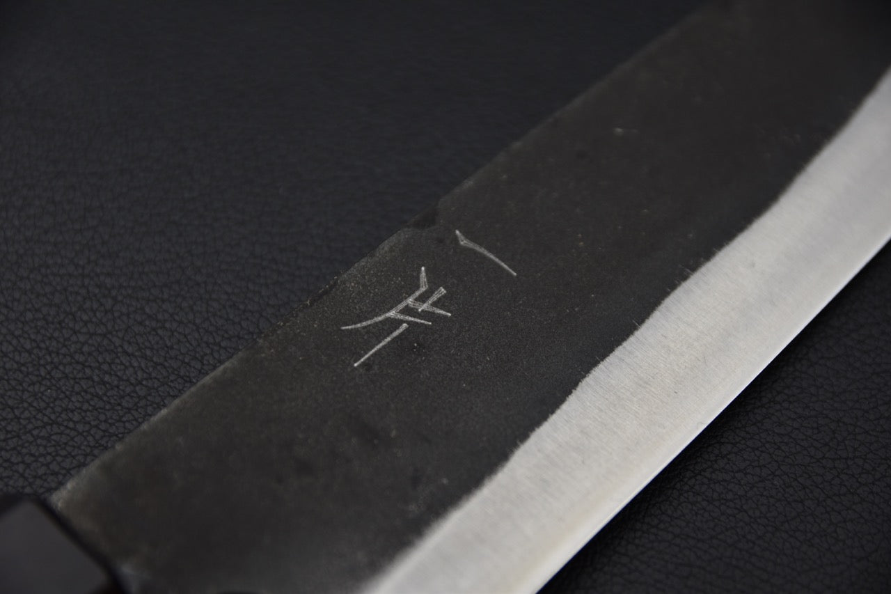 Couteau japonais profil santoku élégant avec contre-tranchant légèrement biseauté.