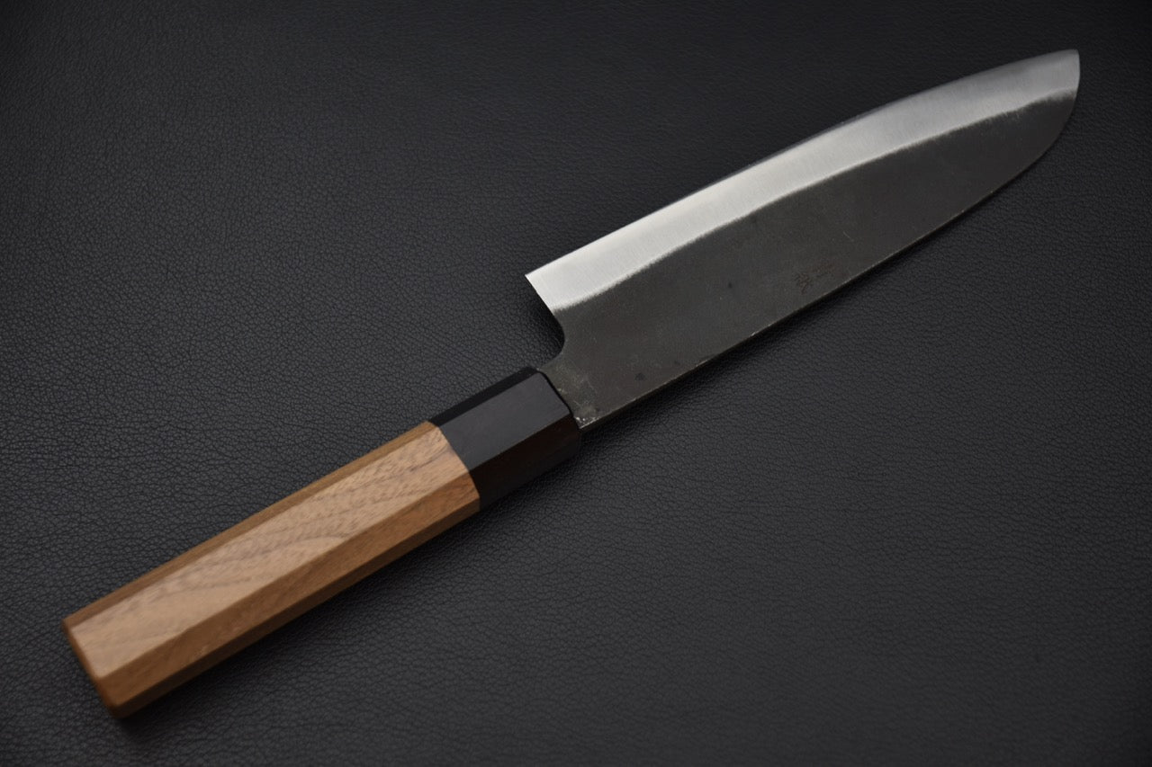 Couteau japonais manche octogonal en noyer naturel, ergonomique et raffiné.