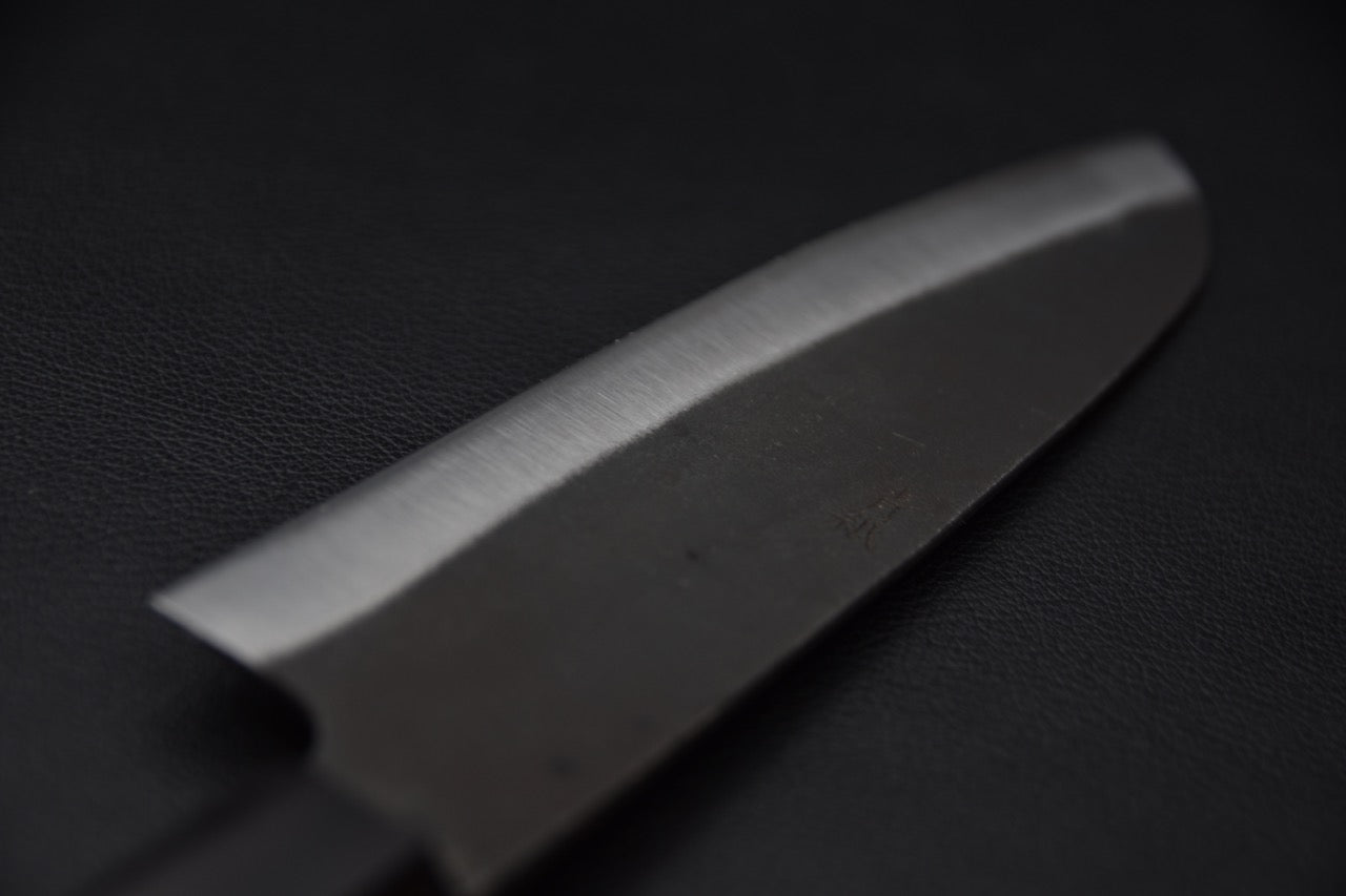 Couteau japonais lame carbonée brute contrastant avec la partie polie du fil.