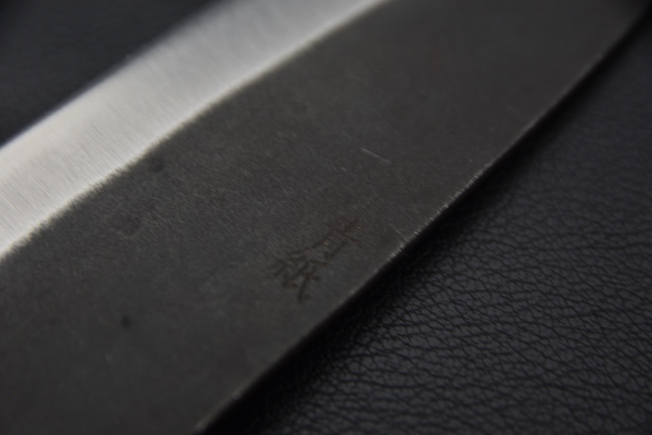 Couteau japonais gravure discrète sur le dos de la lame style kurouchi.