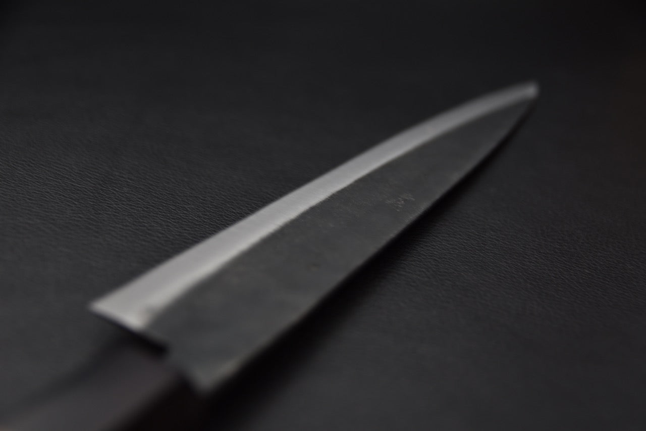 couteau japonais design rustique Kurouchi patine artisanale et poignée stable