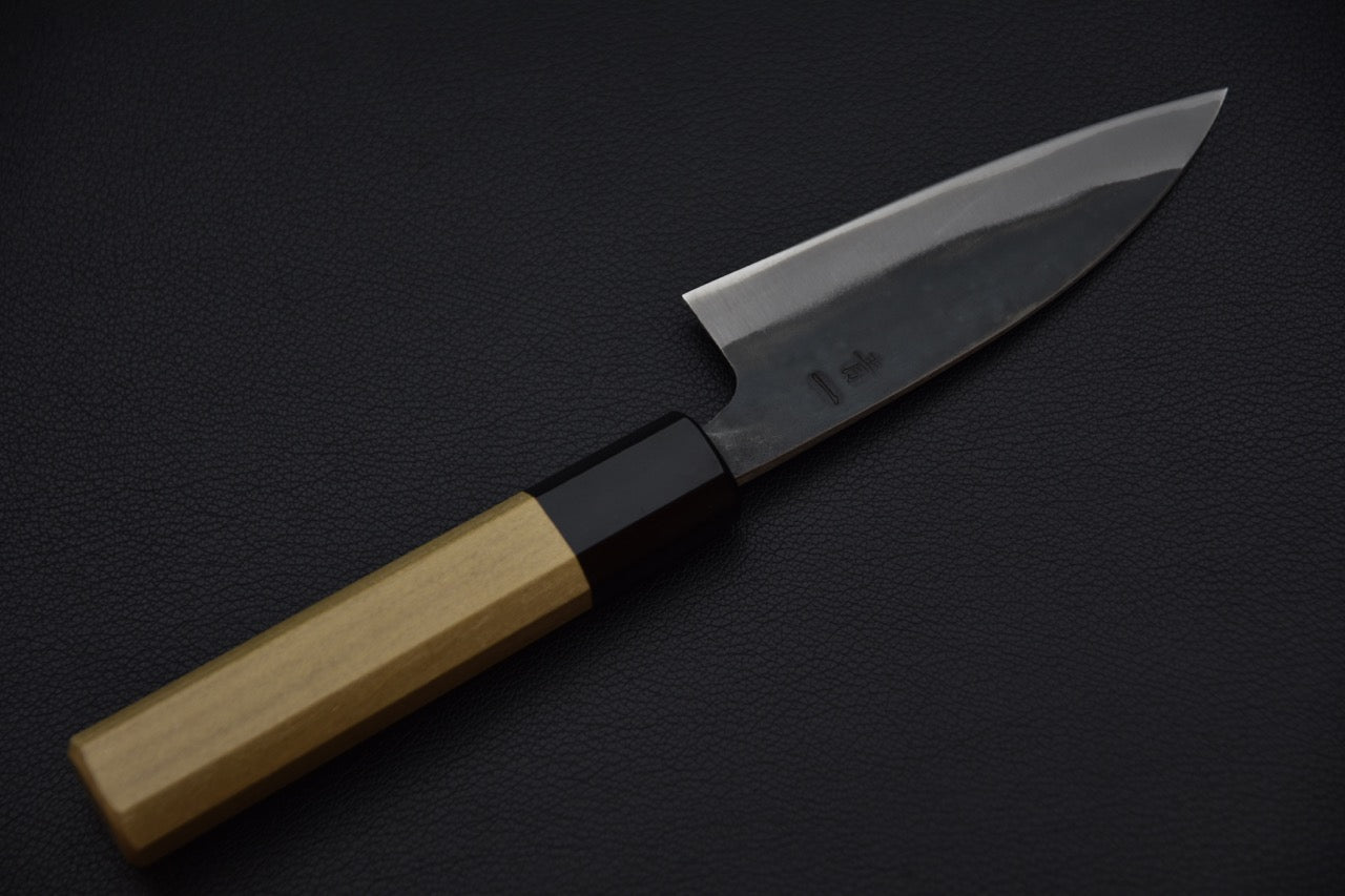 Vue d’ensemble du couteau japonais utilitaire avec manche octogonal en bois de ho.