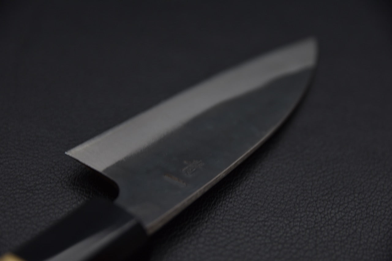 Détail de la mitre en corne de buffle noire du couteau japonais utilitaire.