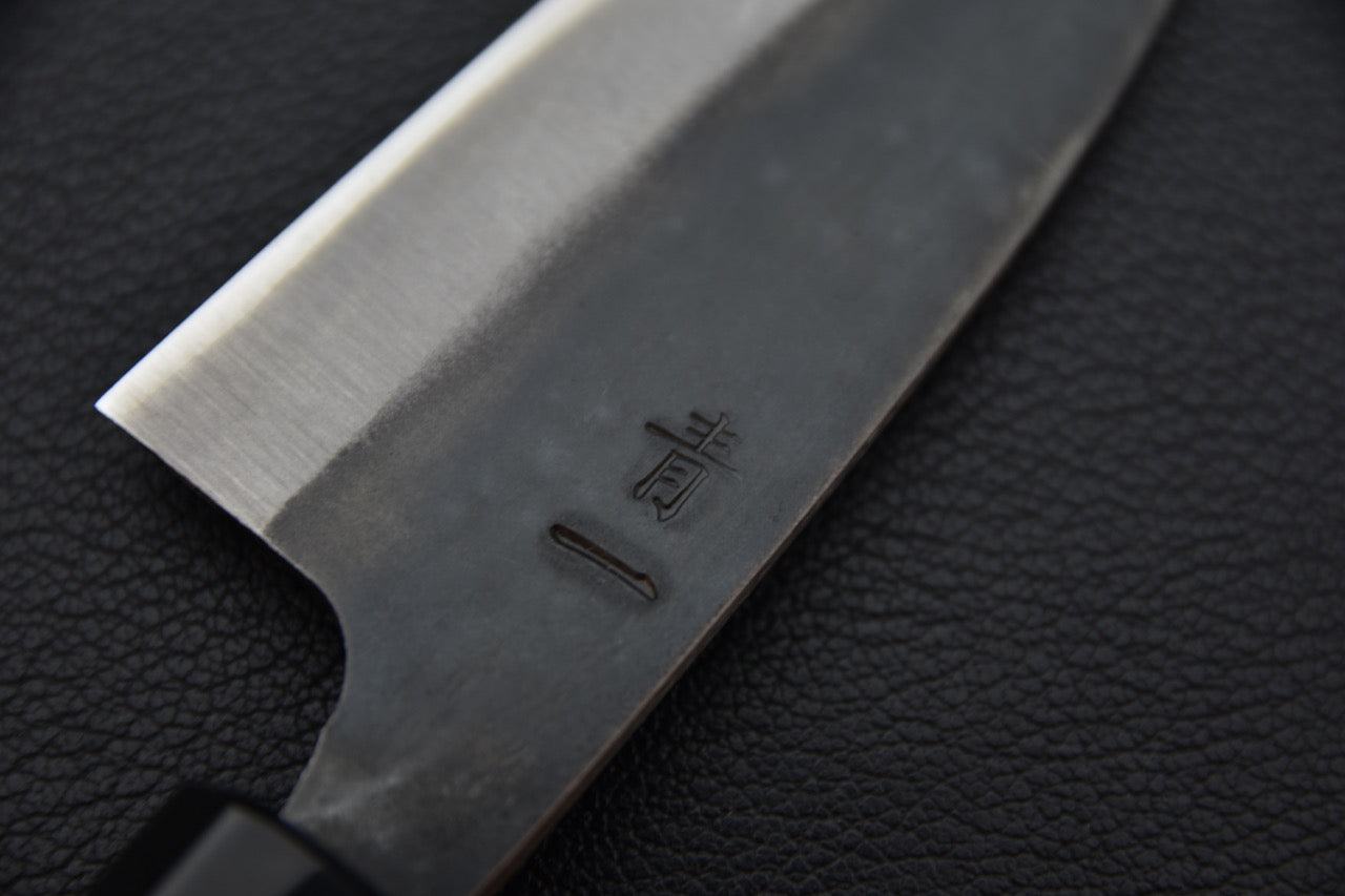 Inscription "青一" sur la lame kurouchi d’un couteau japonais en Aogami #1.