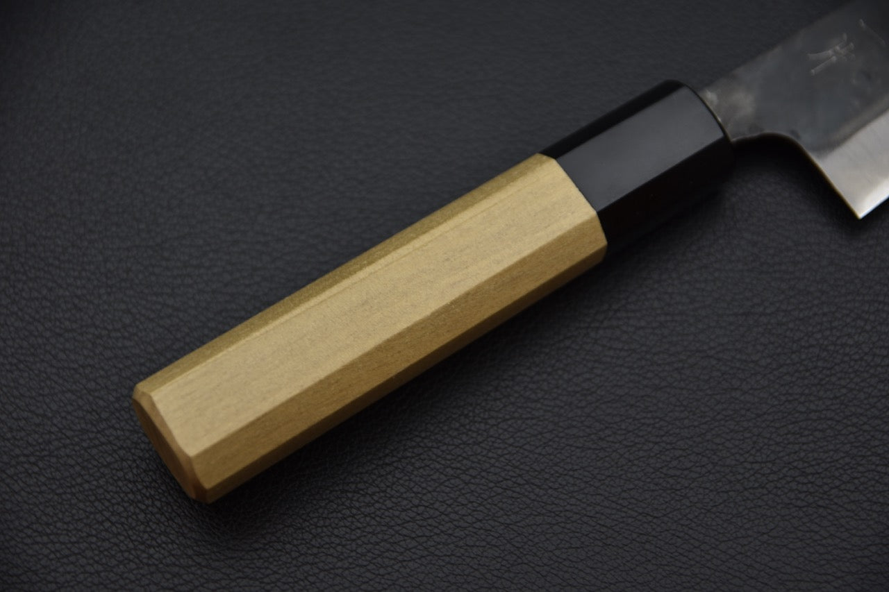 Vue du couteau japonais utilitaire par le dos, montrant l’épaisseur fine de la lame.