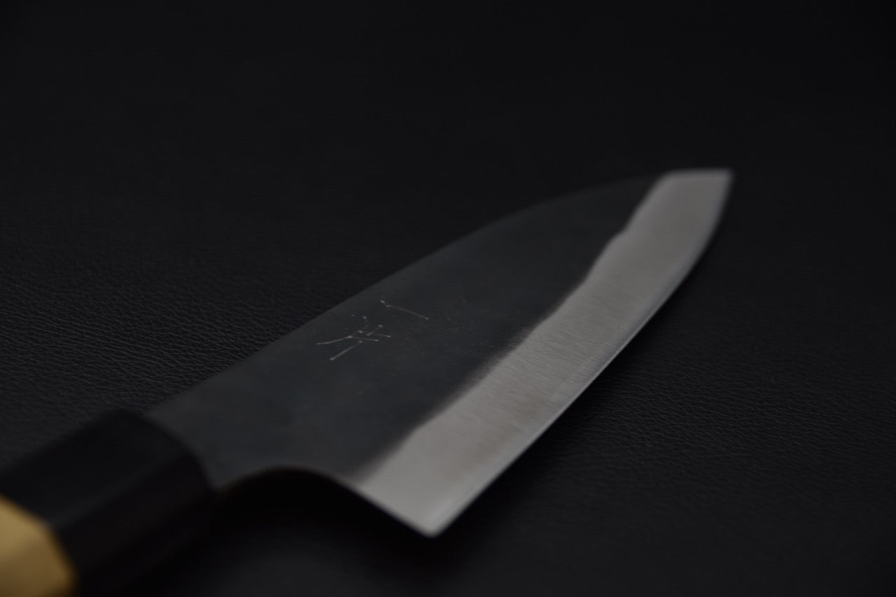 "Détail de la lame du couteau japonais Hitohira Hizen Kurouchi Gyuto 155 mm avec gravure japonaise."