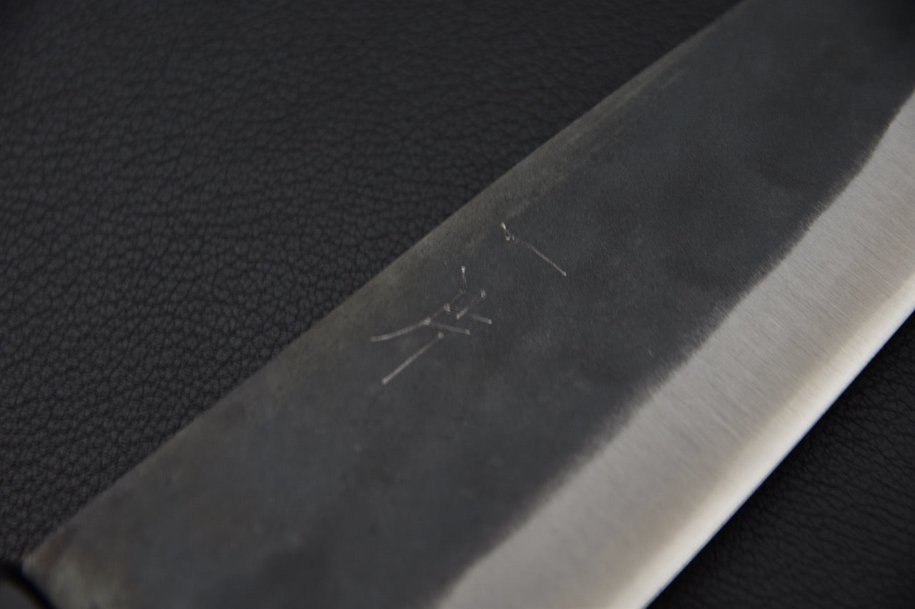 "Vue complète du couteau japonais Hitohira Hizen Kurouchi Gyuto 155 mm, manche en bois de ho et ferrule noire."