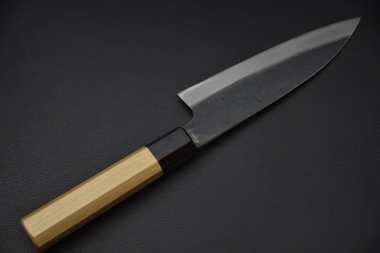 "Profil de la lame du couteau japonais Gyuto Hitohira Hizen Kurouchi 155 mm montrant la finition brute."