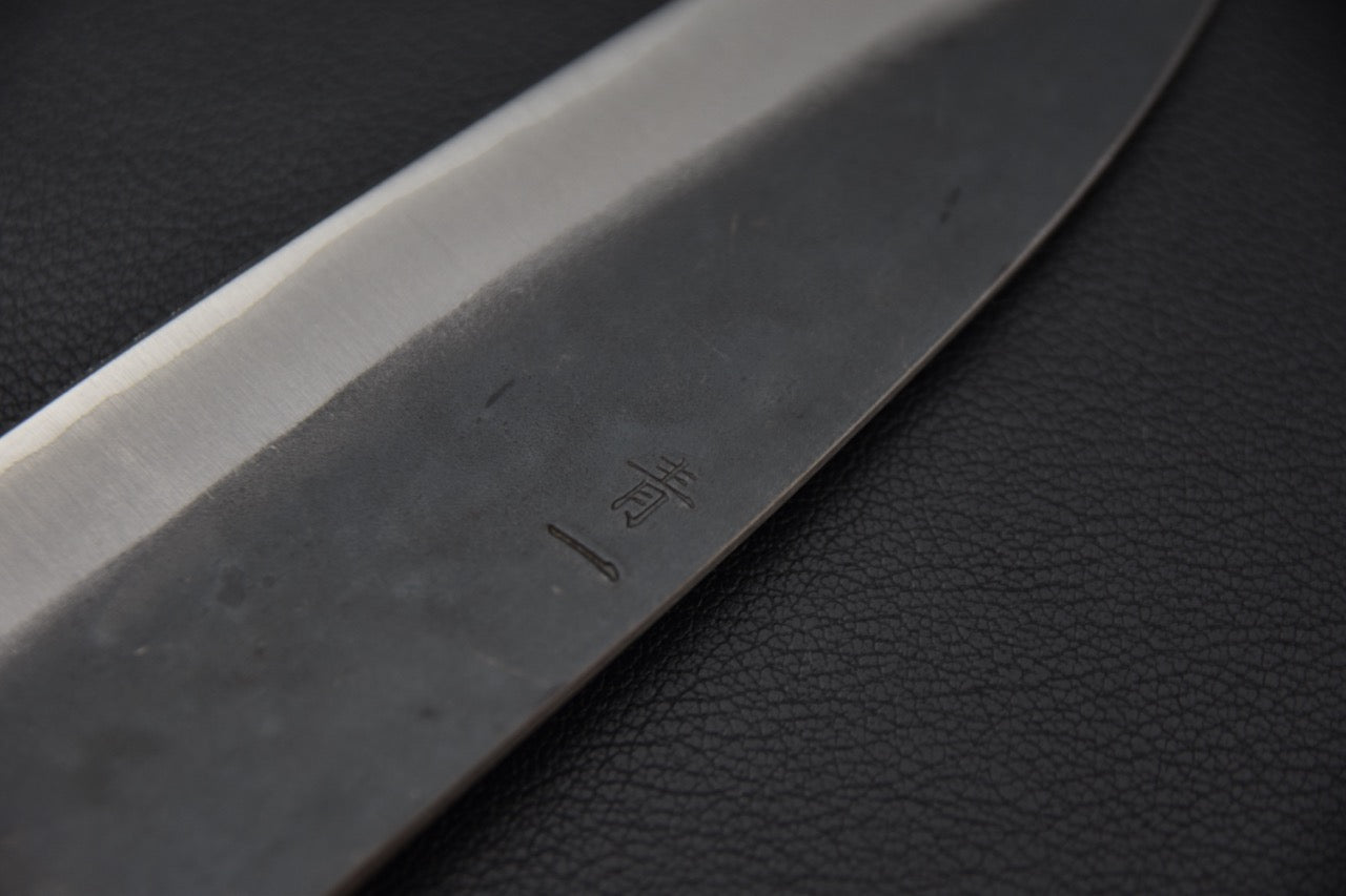 "Manche en bois de ho du couteau japonais Hitohira Hizen Kurouchi Gyuto 155 mm avec ferrule en buffle noir."