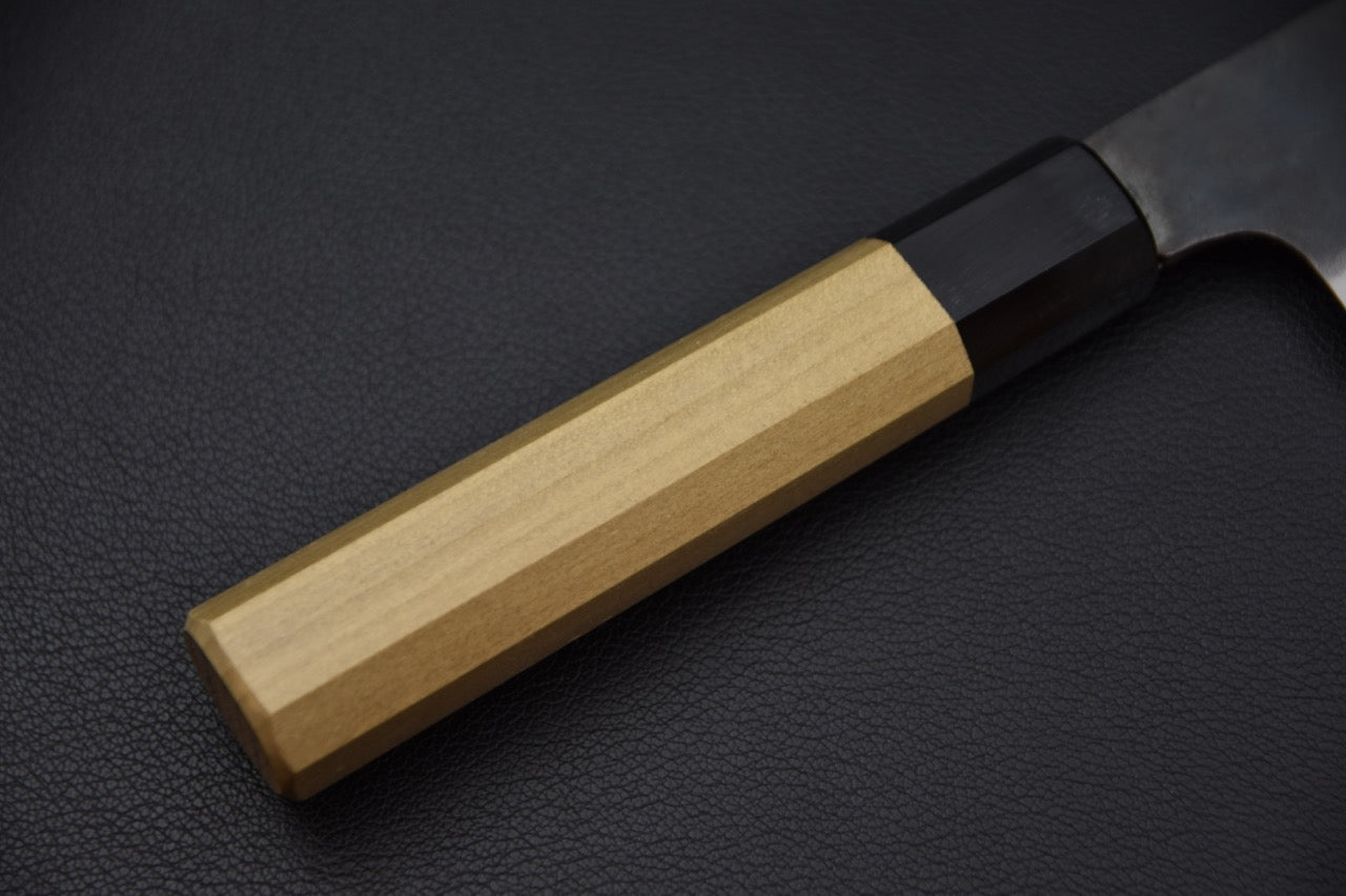 "Vue du ricasso et de la transition entre la lame et le manche du couteau japonais Gyuto Hitohira Hizen Kurouchi."