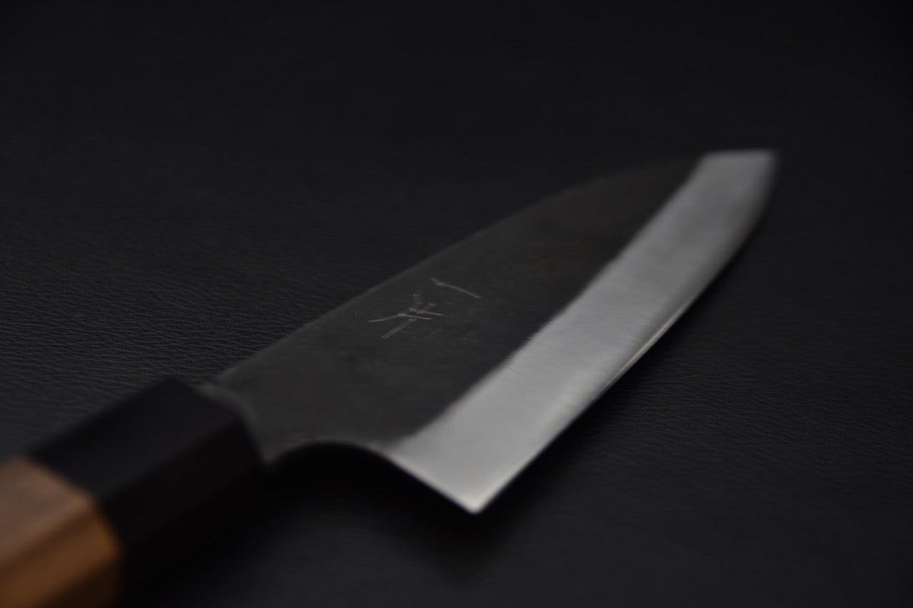Couteau japonais profil Gyuto 155 mm : lame noire forgée et manche en bois noyer.