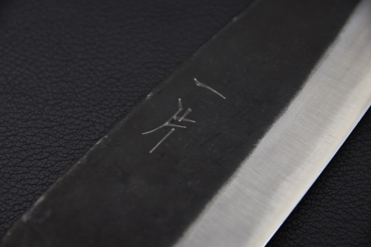 Couteau japonais élégant, finition brute sur lame Steel Blue #1, manches octogonaux en noyer.