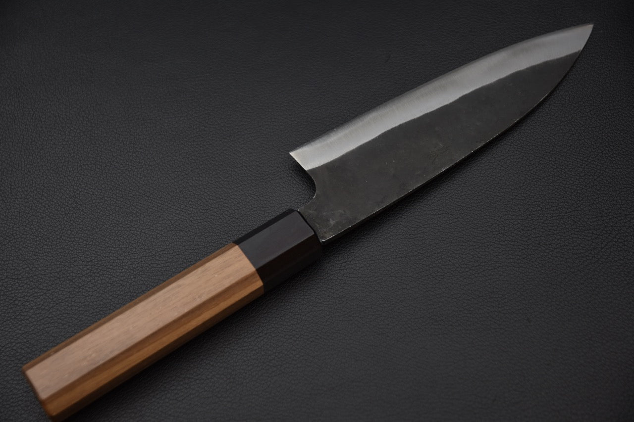 Couteau japonais léger, gyuto, lame kurouchi contrastant avec manche en noyer poli.