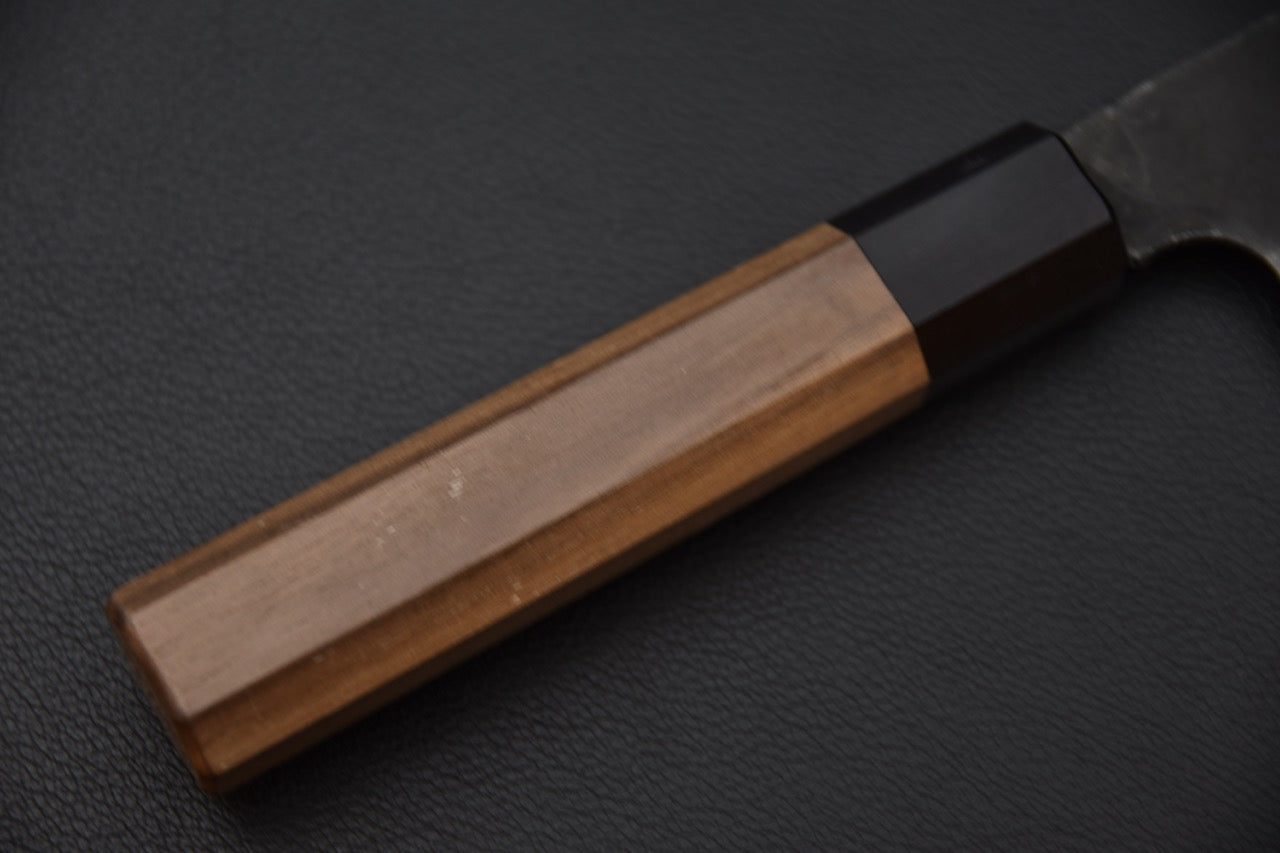 Couteau japonais polyvalent, gyuto, design brut et chaud, manche en bois de noyer.