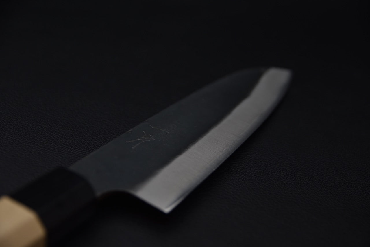 Hitohira Hizen Santoku 165mm Blue #1 acier carbone cladding inox, finition kurouchi, manche magnolia